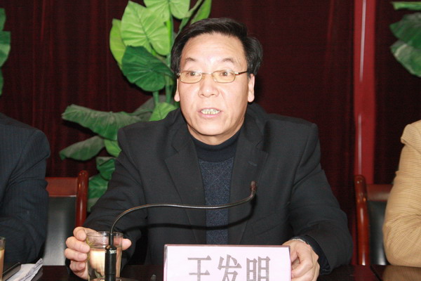 銅川礦業(yè)公司紀(jì)委副書記、銅川市預(yù)防職務(wù)犯罪工作網(wǎng)絡(luò)中心副主任王發(fā)明同志在會上講話