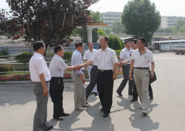 下石節(jié)礦黨政領導熱烈歡迎黃書記一行的到來