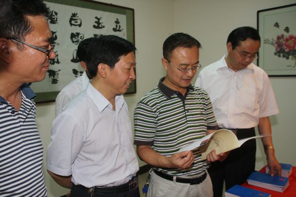 省國(guó)資委領(lǐng)導(dǎo)深入該礦廉潔文化教育室查看資料 省國(guó)資委領(lǐng)導(dǎo)深入該礦廉潔文化教育室查看資料