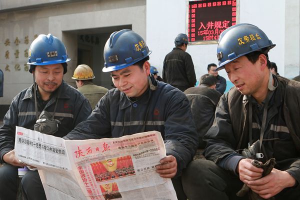 一線職工小憩時關(guān)注兩會消息
