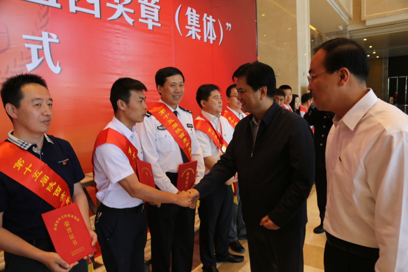 陜西省副省長張道宏為公司救護(hù)大隊團(tuán)總支書記高永強(qiáng)頒發(fā)榮譽(yù)證書