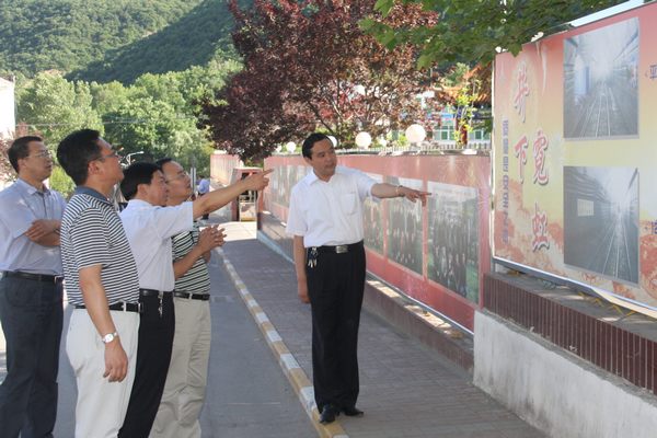 省國(guó)資委領(lǐng)導(dǎo)查看該礦井下質(zhì)量保準(zhǔn)化展示牌版 省國(guó)資委領(lǐng)導(dǎo)查看該礦井下質(zhì)量保準(zhǔn)化展示牌版