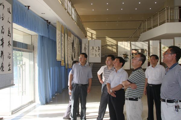 省國(guó)資委領(lǐng)導(dǎo)參觀該礦職工書畫展 省國(guó)資委領(lǐng)導(dǎo)參觀該礦職工書畫展