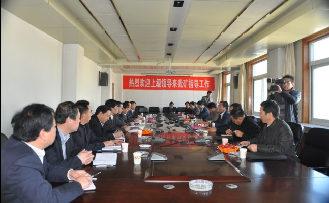 圖為印臺區(qū)政法委一行與玉華礦參會人員進行座談 圖為印臺區(qū)政法委一行與玉華礦參會人員進行座談