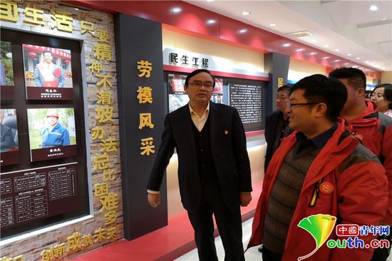 采風(fēng)團(tuán)成員參觀下石節(jié)煤礦。閻夢圓　攝