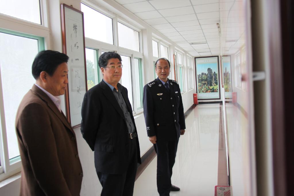 銅川礦業(yè)公司黨委書(shū)記郭寶輝(中)參觀虹橋分局警營(yíng)文化展覽 銅川礦業(yè)公司黨委書(shū)記郭寶輝(中)參觀虹橋分局警營(yíng)文化展覽