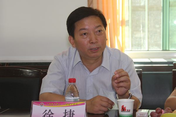 公司黨委副書記、紀委書記徐捷介紹國資委領(lǐng)導來礦調(diào)研的目的 公司黨委副書記、紀委書記徐捷介紹國資委領(lǐng)導來礦調(diào)研的目的