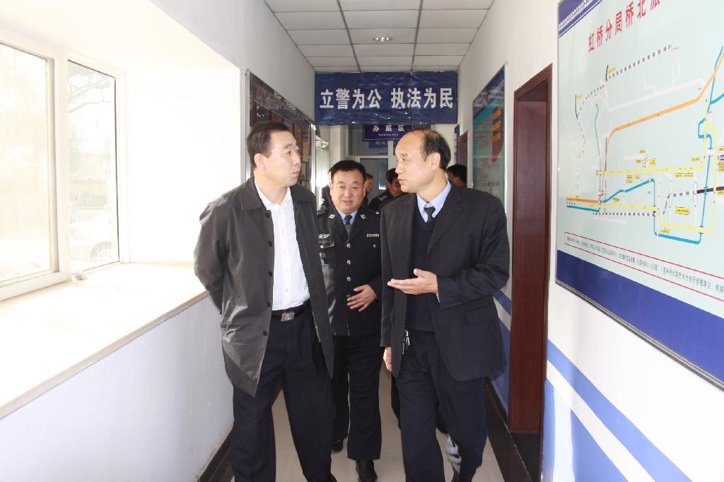 銅川市人民政府市長(zhǎng)助理、市局黨委書(shū)記、局長(zhǎng)高毅(左一)深入虹橋分局檢查基層派出所建設(shè) 銅川市人民政府市長(zhǎng)助理、市局黨委書(shū)記、局長(zhǎng)高毅(左一)深入虹橋分局檢查基層派出所建設(shè)
