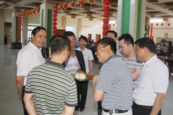 省國(guó)資委領(lǐng)導(dǎo)詢問職工生活情況 省國(guó)資委領(lǐng)導(dǎo)詢問職工生活情況