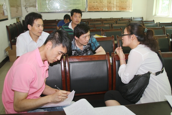 記者采訪該礦榮獲“全國優(yōu)秀班組”的綜掘一隊生產三班的干部職工 記者采訪該礦榮獲“全國優(yōu)秀班組”的綜掘一隊生產三班的干部職工