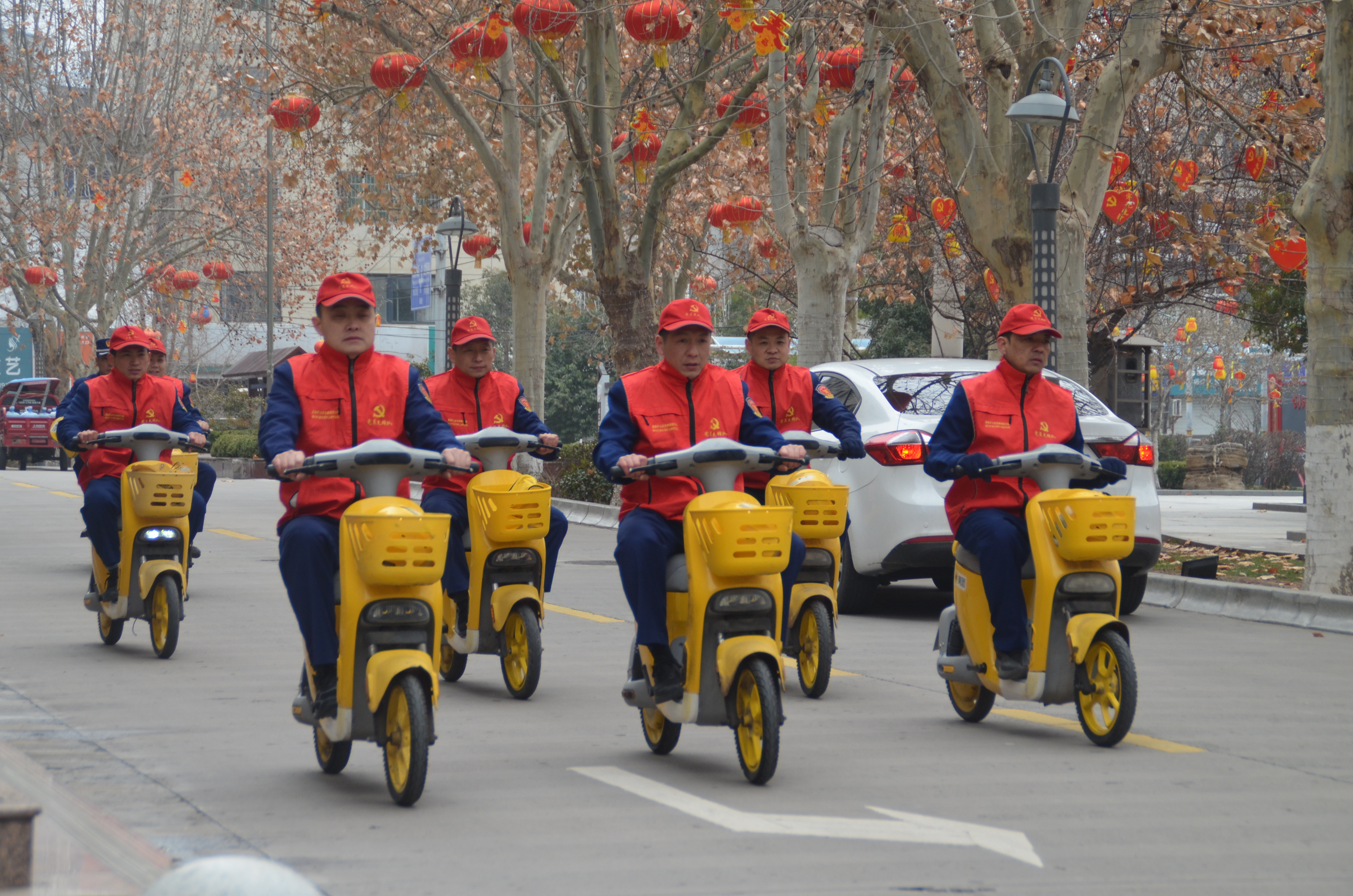 公司團(tuán)委組織青年志愿者在市區(qū)宣傳綠色出行、文明出行志愿服務(wù)活動(dòng)
