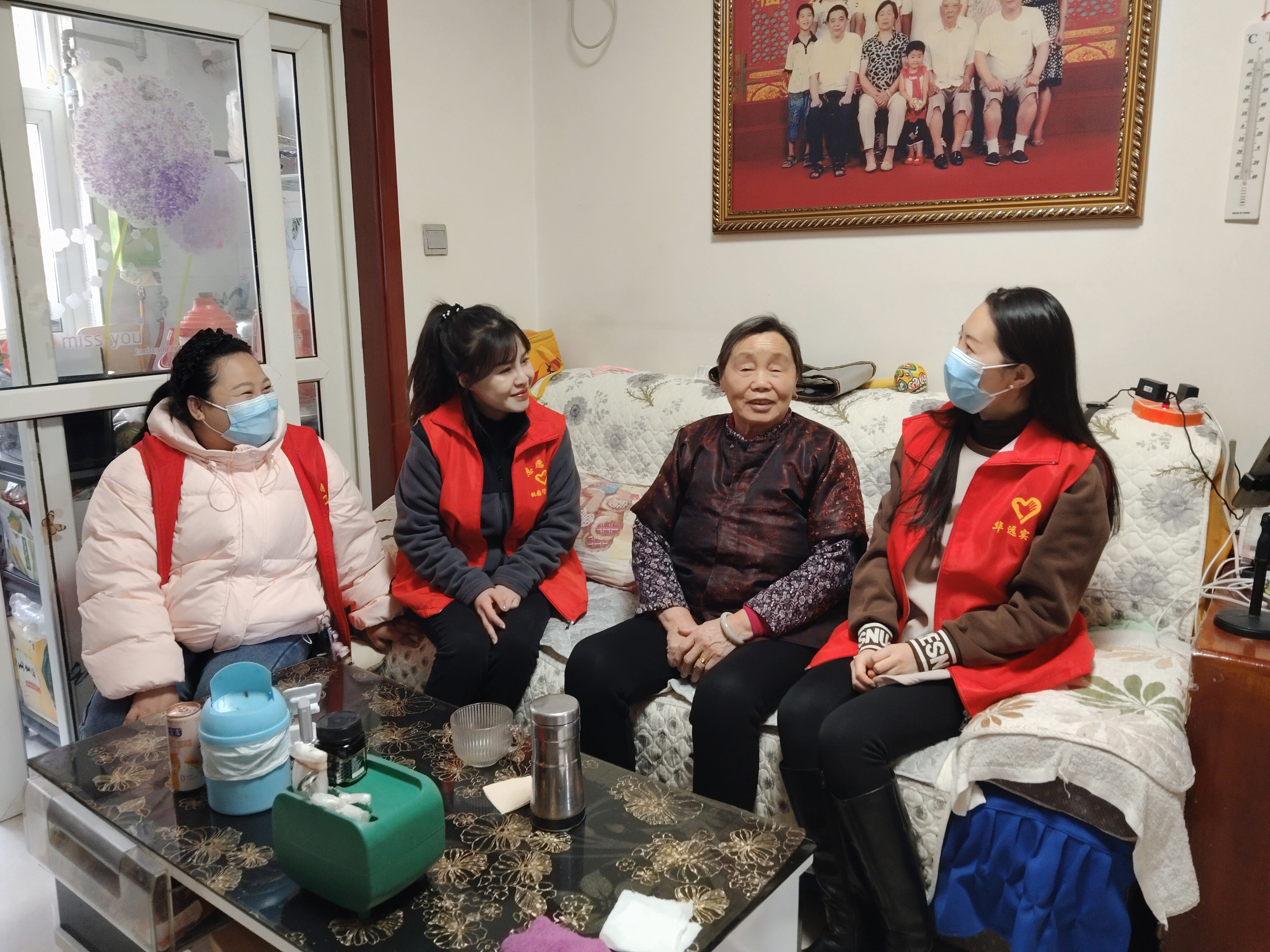 公司團(tuán)委組織青年志愿者桃園小區(qū)開(kāi)展關(guān)愛(ài)孤寡老人、空巢老人志愿服務(wù)活