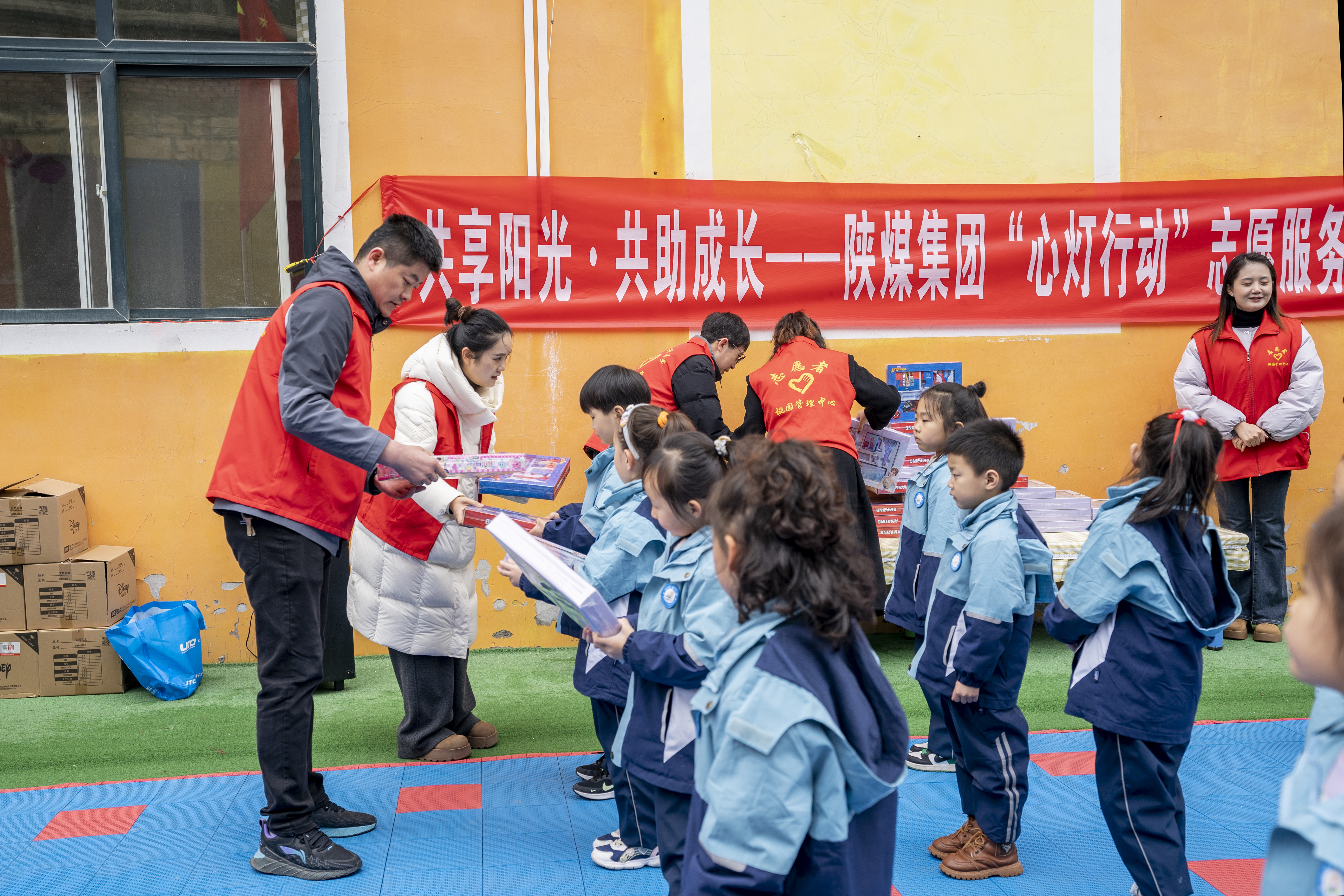 公司團(tuán)委組織青年志愿者在桃園小區(qū)心蕊幼兒園開(kāi)展“共享陽(yáng)光·共助成長(zhǎng)